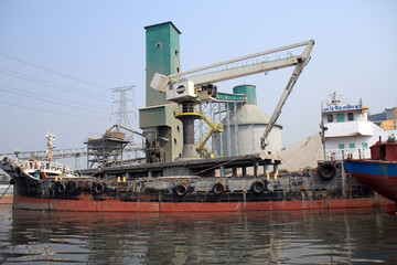 Fototapeta na wymiar cranes in the port