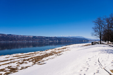 雪が残る諏訪湖畔