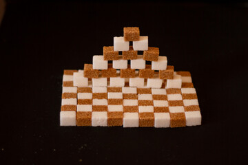 коричневый тростниковый сахар  разложен в шахматном порядке с белым