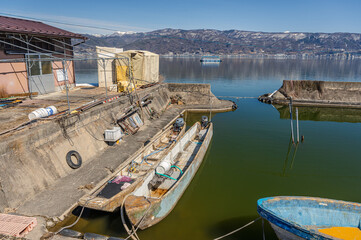 Fototapeta na wymiar ワカサギ漁の船と諏訪湖