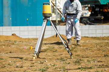 空地の測量をする技師