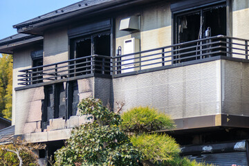 火災で室内が焼け焦げた家