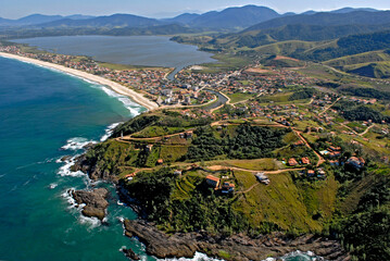 Obraz premium Praia de Ponta Negra e Lagoa de Guarapina. Rio de Janeiro.