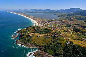 Praia de Ponta Negra e Lagoa de Guarapina. Rio de Janeiro.