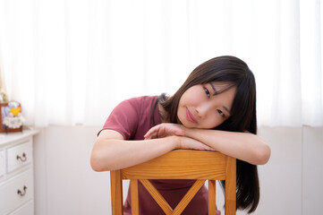 寛いでいる20代の女性