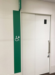 病院の多目的トイレの出入口