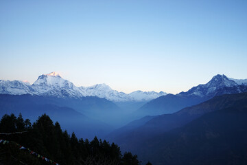 Natuurlijk landschap van besneeuwde bergmening van Poon-heuvel met kleurrijke gebedsvlaggen en blauwe hemel, Annapurna Himalaya-bereik- Ghorepani, Nepal