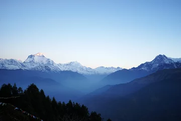 Acrylglas Duschewand mit Foto Dhaulagiri Naturlandschaft der schneebedeckten Berge von Poon Hill mit bunten Gebetsfahnen und blauem Himmel, Annapurna Himalayan Range - Ghorepani, Nepal