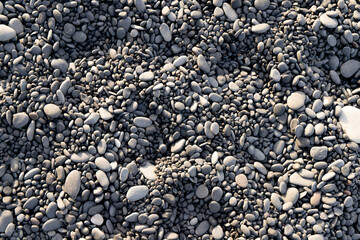 Piedras redondas grises, blancas y negras en la playa