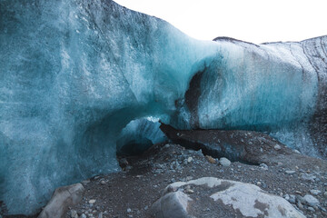 Cueva de hielo de color azul