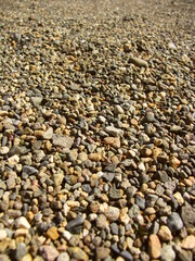 寺境内の駐車場の小石