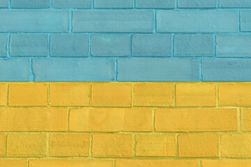 Ziegelmauer in den Farben gelb und blau