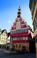 Fototapeta na wymiar mittelalterlicher Marktplatz von Esslingen mit alten Rathaus und astronomischer Uhr unter blauem Himmel