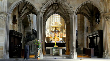 schöner Blick durch gotische Bögen zum Hochaltar der ev. Stadtkirche St. Dionys in Esslingen