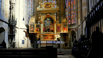 Obraz premium schöner Blick zum Hochaltar mit buntem Altarbild und Fenstern der ev. Stadtkirche St. Dionys in Esslingen