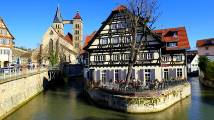 Stadtteil klein Venedig in Esslingen mit Fachwerkhaus  im Fluss Neckar und Stadtkirche unter blauem...