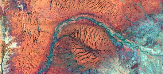 Fotobehang Koraal abstract landschap van de woestijnen van Afrika vanuit de lucht die de vormen en kleuren van de huid van de aarde nabootst,  © munimara