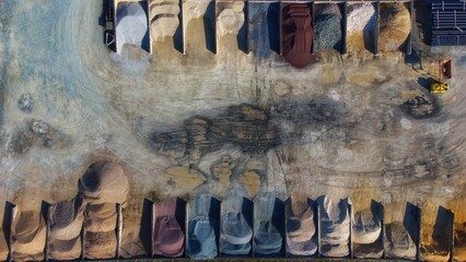 Vue a&eacute;rienne de bacs &agrave; sable et graviers vendus au d&eacute;tail 