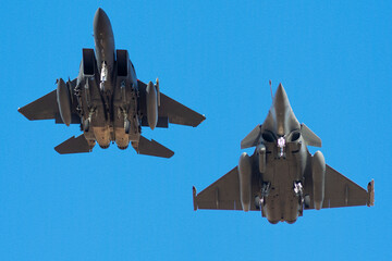 Aviones militares aterrizando, caza bombarderos F-15, Rafale