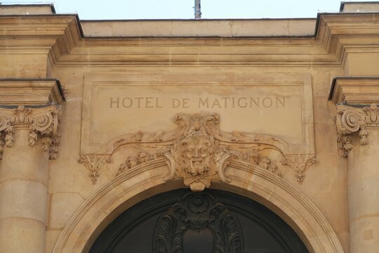 Inscription "H&ocirc;tel de Matignon" au dessus de la porte d'entr&eacute;e du palais de r&eacute;sidence officielle du Premier Ministre fran&ccedil;ais, rue de Varenne &agrave; Paris, avec un mascaron (France)