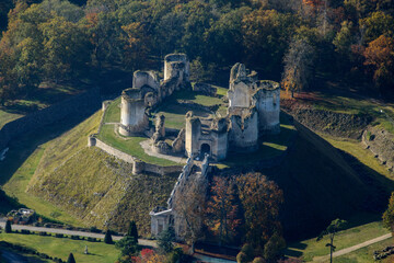 vue aérienne du château de Fère-en-Tardenois dans l'Aisne en France - 490290607