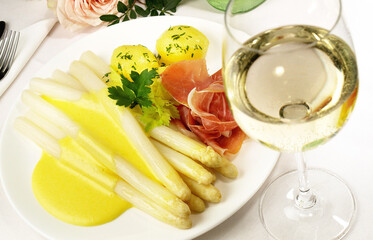 White Asparagus with Ham and Potatoes - White Wine