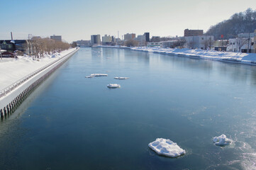 Naklejka premium 凍結した厳冬期の網走川