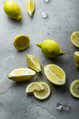 Citrons jaunes et verts découpés en rondelles et quartiers