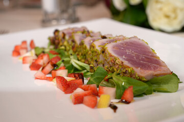 Tagliata di tonno con pistacchi