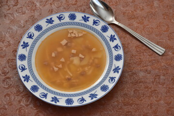 пасхальная весенняя композиция из солнышка и яйцо и вербы