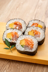	皿に盛った巻き寿司　海鮮巻