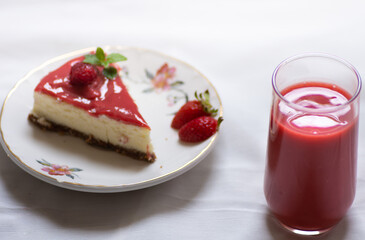 cheesecake with strawberries