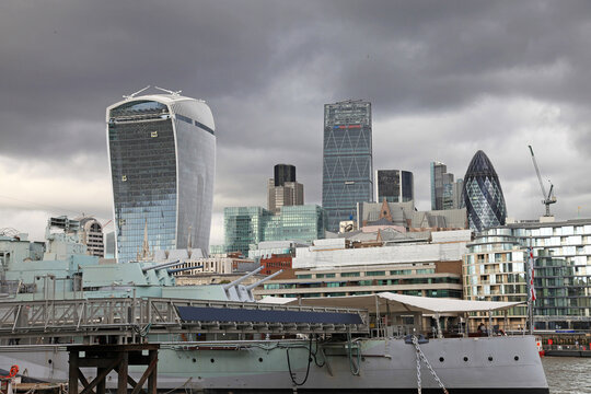 londres paisaje urbano con edificios rascacielos modernos y barco de guerra en el rio IMG_3164-as22