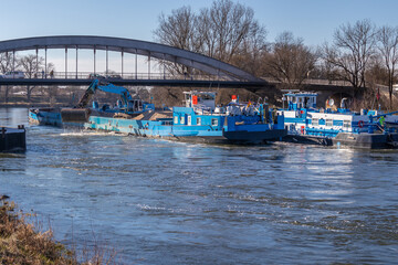 Fototapeta na wymiar Ausbaggern der Fahrrinne an der Donau in Straubing - Donauausbau - Baggerarbeiten