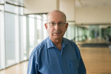 Obraz premium Portrait of senior businessman looking at camera