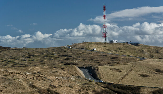 Antenne de communication et trous d'obus pr&egrave;s de Calais dans le nord de la France