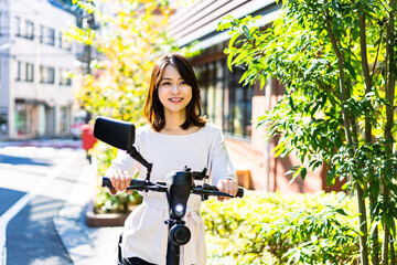 電動キックボード・電動キックスケーターに乗る人