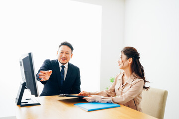 オフィスで仕事をする2人のビジネスパーソン