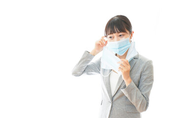 大量のマスクを着けた若いビジネスパーソン