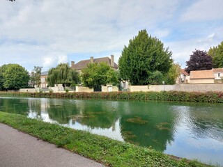 Eine Reflexion, das Himmelblau im Fluss. Der See ist von Wald umgeben und spiegelt sich im Wasser....