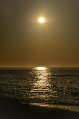 Coucher de soleil sur la mer et la plage