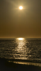 Coucher de soleil sur la mer et la plage