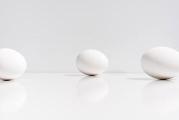 Tres huevos aislado sobre una mesa blanca	