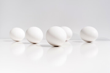 Cinco huevos aislado sobre una mesa blanca	