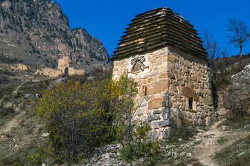 Obraz premium An ancient stone structure for burials in an ancient city. A crypt made of stones high in the mountains. A stone ritual structure for deceased people.