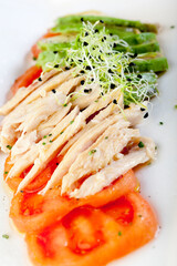 Aperitivo de tomate con atún , verduritas y  brotes