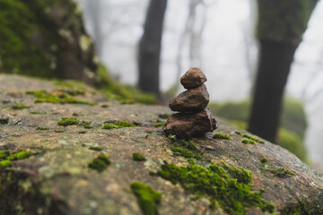 Apilamiento de piedras de un bosque con niebla