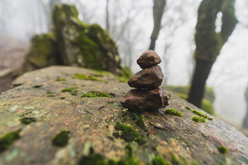 Apilamiento de piedras de un bosque con niebla