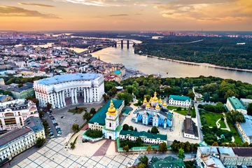Cercles muraux Kiev Monastère Saint-Michel au dôme doré, ministère des Affaires étrangères et du Dniepr à Kiev, en Ukraine, avant la guerre avec la Russie