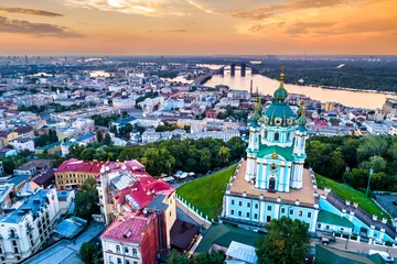 Velours gordijnen Kiev Sint-Andreaskerk en Podil-buurt in de oude stad van Kiev, Oekraïne, voor de oorlog met Rusland